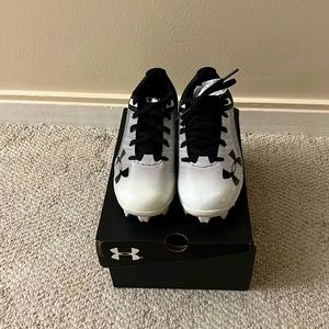Under Armour baseball shoes, size : 12 , condition is brand new . Never worn.